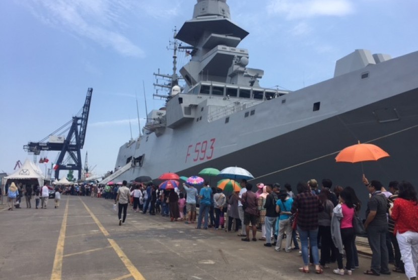 Indonesians queued to enter the warship in Jakarta, Indonesia..