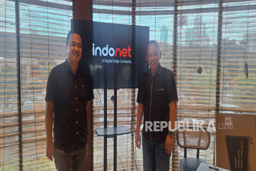 SEVP Sales & Marketing Indonet Yudie Haryanto (kiri) berfoto bersama SEVP Operation Indonet Agus Ariyanto. Indonet menegaskan komitmennya dengan berinvestasi strategis memperkuat jaringan nasional.