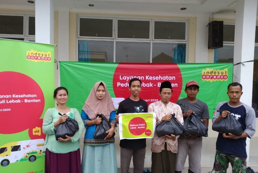 Indosat Ooredoo bersama Rumah Zakat salurkan bantuan sembako ke korban banjir.