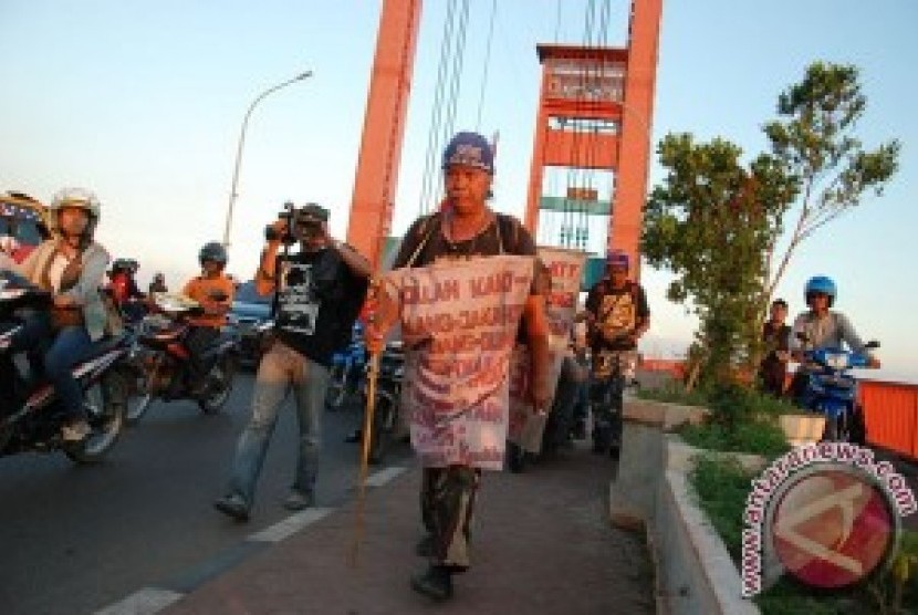 Indra Azwan (53), warga Malang, berjalan kaki hingga menemukan keadilan