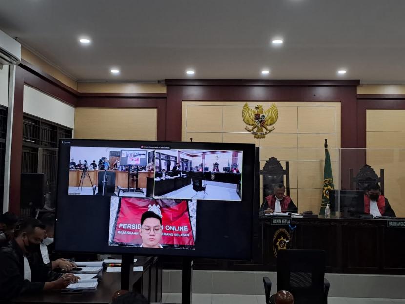 Indra Kesuma atau Indra Kenz hadir secara virtual dalam sidang perdana kasus penipuan trading binary option pada aplikasi Binomo di Pengadilan Negeri (PN) Tangerang, Jumat (12/8/2022). 
