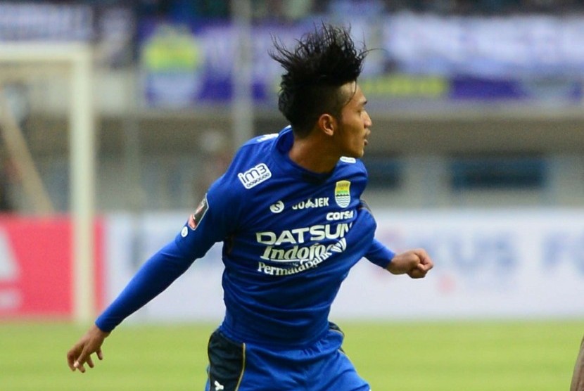 Pemain Persib Bandung Indra Mustafa. Direktur PT Persib Bandung Bermartabat, Teddy Tjahjono, memastikan Indra masih terikat kontrak di Persib.