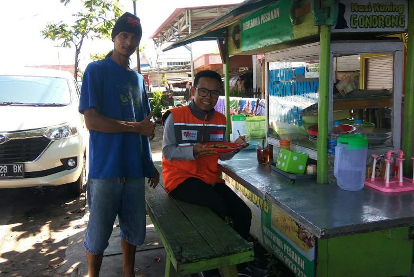 Indra, pedagang makanan khas Banjar dapat bantuan modal usaha dari Rumah Zakat.