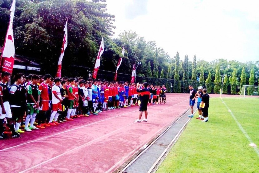 Indra Sjafri memberi arahan peserta Loop Elite Camp di lapangan UNY.