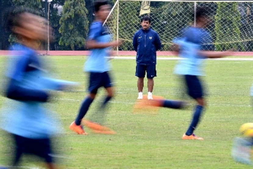 Indra Sjafri mengawasi latihan timnas U-19 di lapangan Universitas Negeri Yogyakarta.