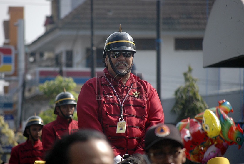 Indro Warkop ikuti arak-arakan penobatan Jumenengan Paku Alam X di Puro Pakualaman, Yogyakarta, Kamis (7/1).  (foto : Nico Kurniajati)