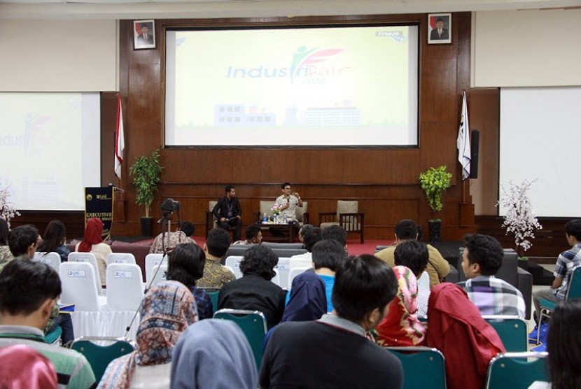 Industri fair di Universitas Al Azhar Indonesia.