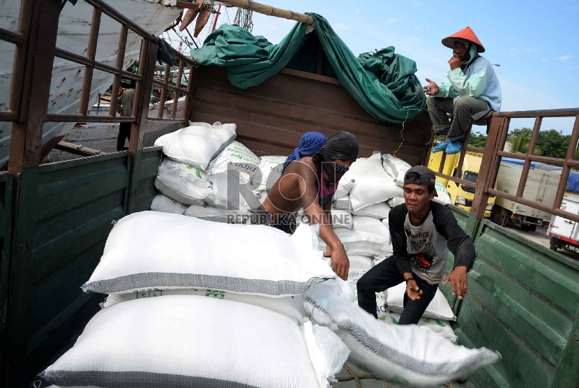 Pekerja melakukan bongkar muat gula putih di Pelabuhan Sunda Kelapa, Jakarta Utara, Selasa (24/3).