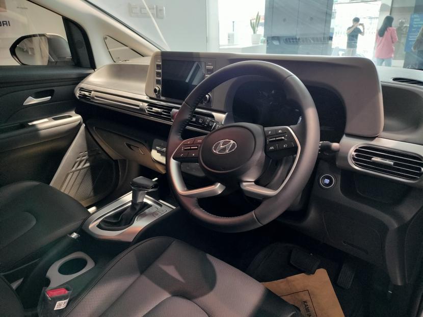 Industri otomotif Korea Selatan dan Cina terus bersaing berupaya mematahkan dominasi produk otomotif Jepang di Tanah Air. Tampak interior dashboard  Hyundai Stargazer
