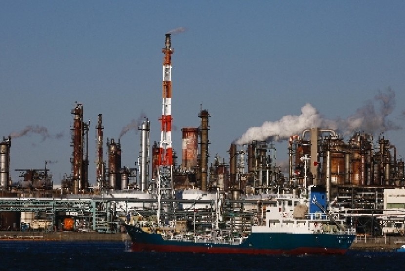 Industri pengolahan minyak di Tokyo.