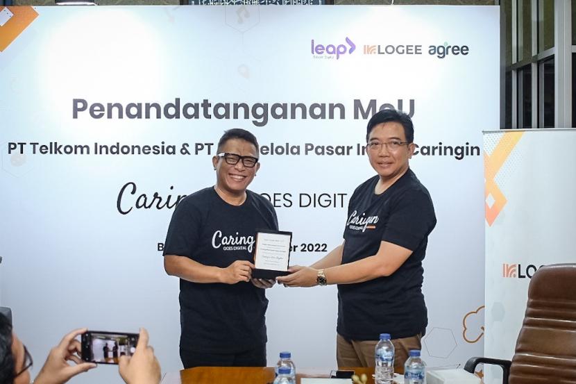 -Industri transportasi dan logistik tengah mengalami transformasi digital yang signifikan. Hal ini lantaran pergerakan transportasi dan logistik yang dituntut selalu serba cepat. Untuk dapat memenuhi tantangan tersebut PT Telkom Indonesia (Persero) Tbk (Telkom) resmi menjalin kolaborasi dengan PT Pengelola Pasar Induk Caringin untuk bersama mengakselerasi ekosistem digital di Pasar Induk Caringin, melalui penandatanganan Memorandum of Understanding (MoU), yang berlangsung di Bandung, beberapa waktu lalu.