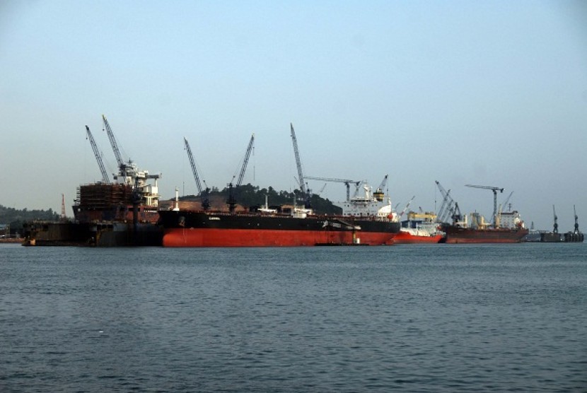 Industrial port in Batam (illustration)