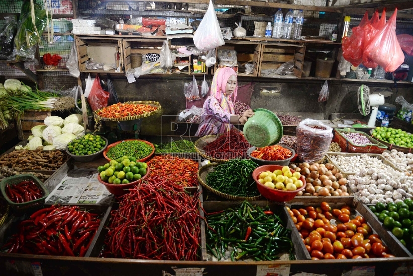 Inflasi Maret 2015: Aktivitas jual beli bahan makanan di Pasar Rumput, Jakarta, Rabu (1/4). 