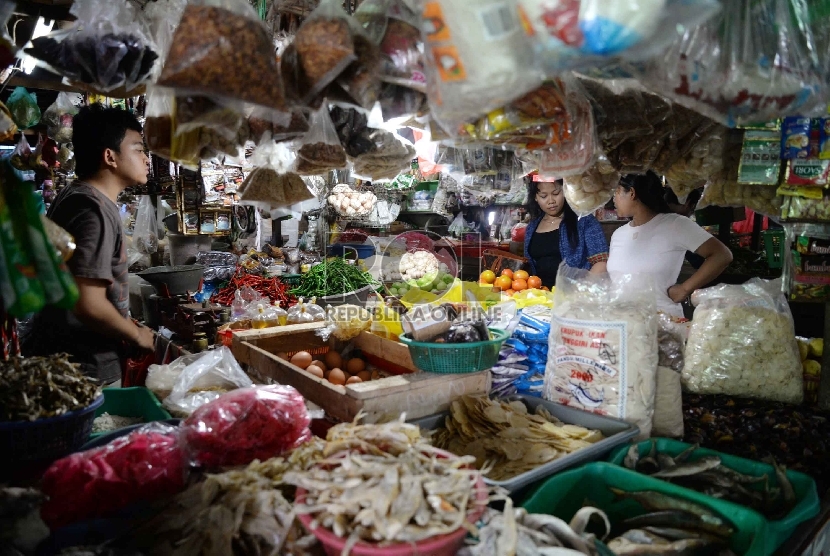 Inflasi Maret 2015: Aktivitas jual beli bahan makanan di Pasar Rumput, Jakarta, Rabu (1/4). 