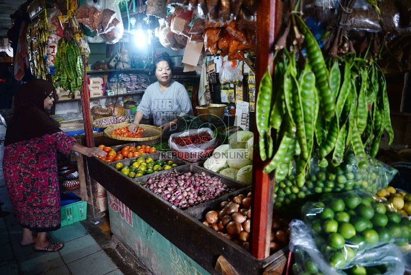 Inflasi Maret 2015: Aktivitas jual beli bahan makanan di Pasar Rumput, Jakarta, Rabu (1/4). 