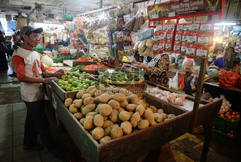 Inflasi Maret 2015: Aktivitas jual beli bahan makanan di Pasar Rumput, Jakarta, Rabu (1/4). 