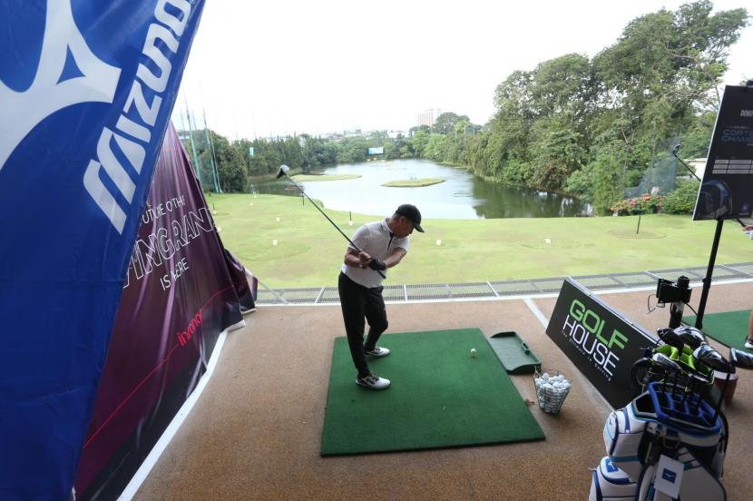 Influencer golf, Anugrah Aditya menjajal CORTECH Chamber STX-230. 