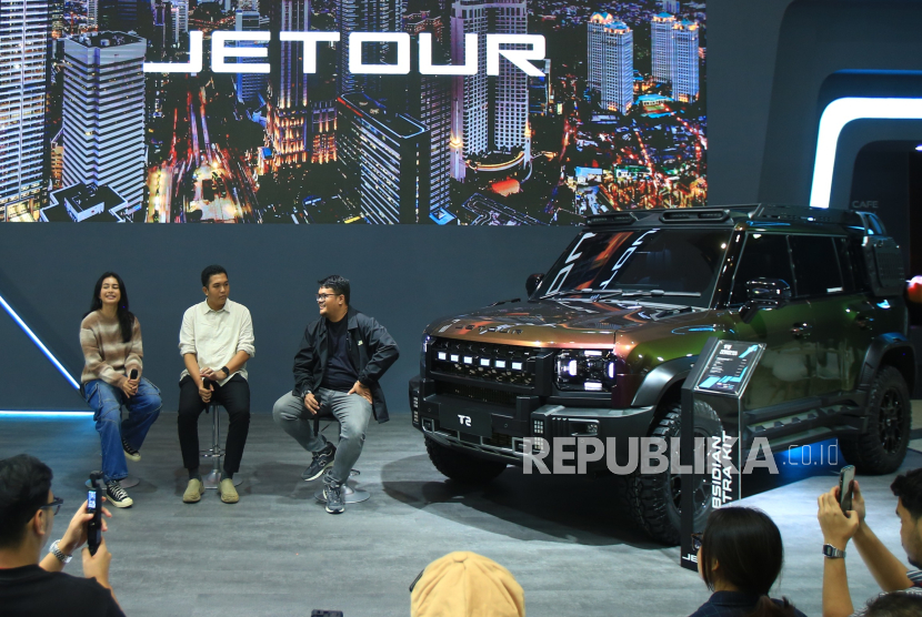 Influencer Sintya Marisca (kiri) dalam talkshow di booth Jetour, IIMS 2026, JIExpo Kemayoran, Jakarta.