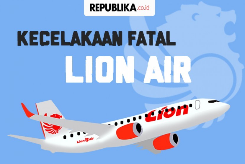 Anggota Basarnas  memeriksa serpihan  pesawat jatuh Lion Air JT610 di perairan Karawang, Jawa Barat. Selasa (30/10).