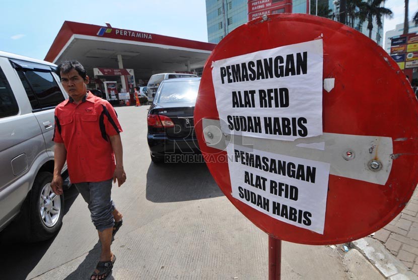   Informasi mengenai habisnya alat radio frequency identification (RFID) tag dipasang di depan SPBU milik Pertamina di Jalan Rasuna Said, Kuningan, Jakarta, Kamis (28/11).  (Republika/Aditya Pradana Putra)