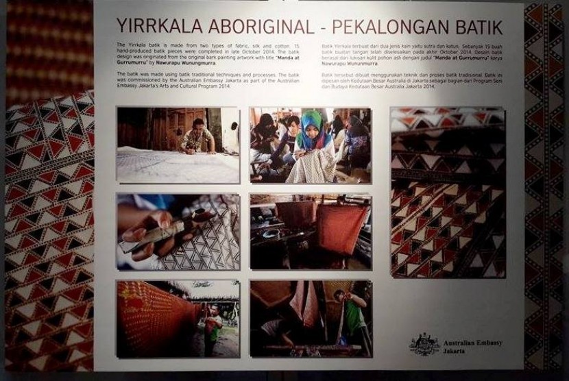 Informasi tentang batik Yirrkala yang dipertunjukkan di Indonesia Fashion Week.