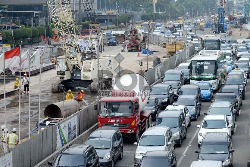 Infrastruktur Transportasi Massal: Pekerja menyelesaikan proyek pembangunan Mass Rapid Transit (MRT) di Jalan MH. Thamrin, Jakarta, Kamis (26/2).