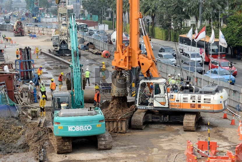 Infrastruktur Transportasi Massal: Pekerja menyelesaikan proyek pembangunan Mass Rapid Transit (MRT) di Jalan MH. Thamrin, Jakarta, Kamis (26/2).
