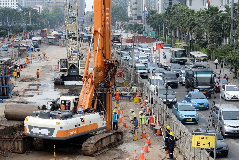 Infrastruktur Transportasi Massal: Pekerja menyelesaikan proyek pembangunan Mass Rapid Transit (MRT) di Jalan MH. Thamrin, Jakarta, Kamis (26/2).