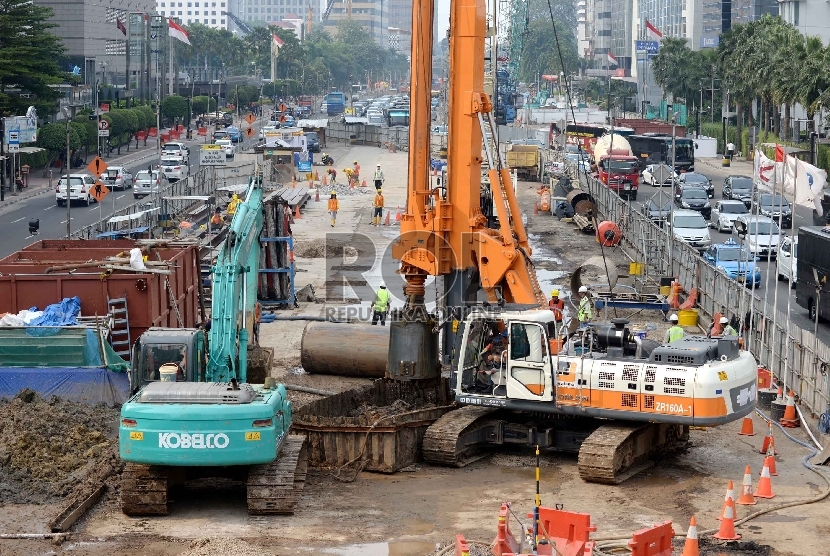 Infrastruktur Transportasi Massal: Pekerja menyelesaikan proyek pembangunan Mass Rapid Transit (MRT) di Jalan MH. Thamrin, Jakarta, Kamis (26/2).