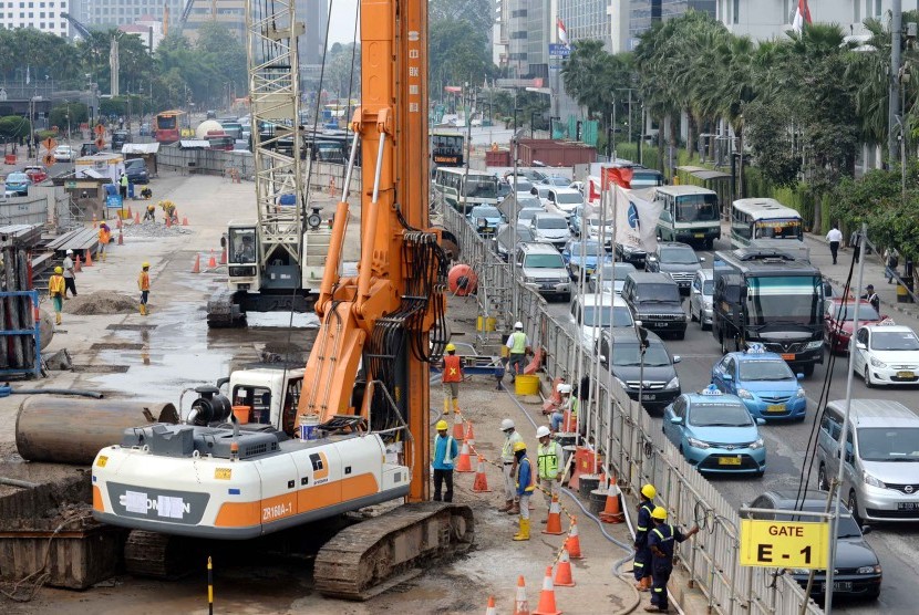 Infrastruktur Transportasi Massal: Pekerja menyelesaikan proyek pembangunan Mass Rapid Transit (MRT) di Jalan MH. Thamrin, Jakarta, Kamis (26/2). 