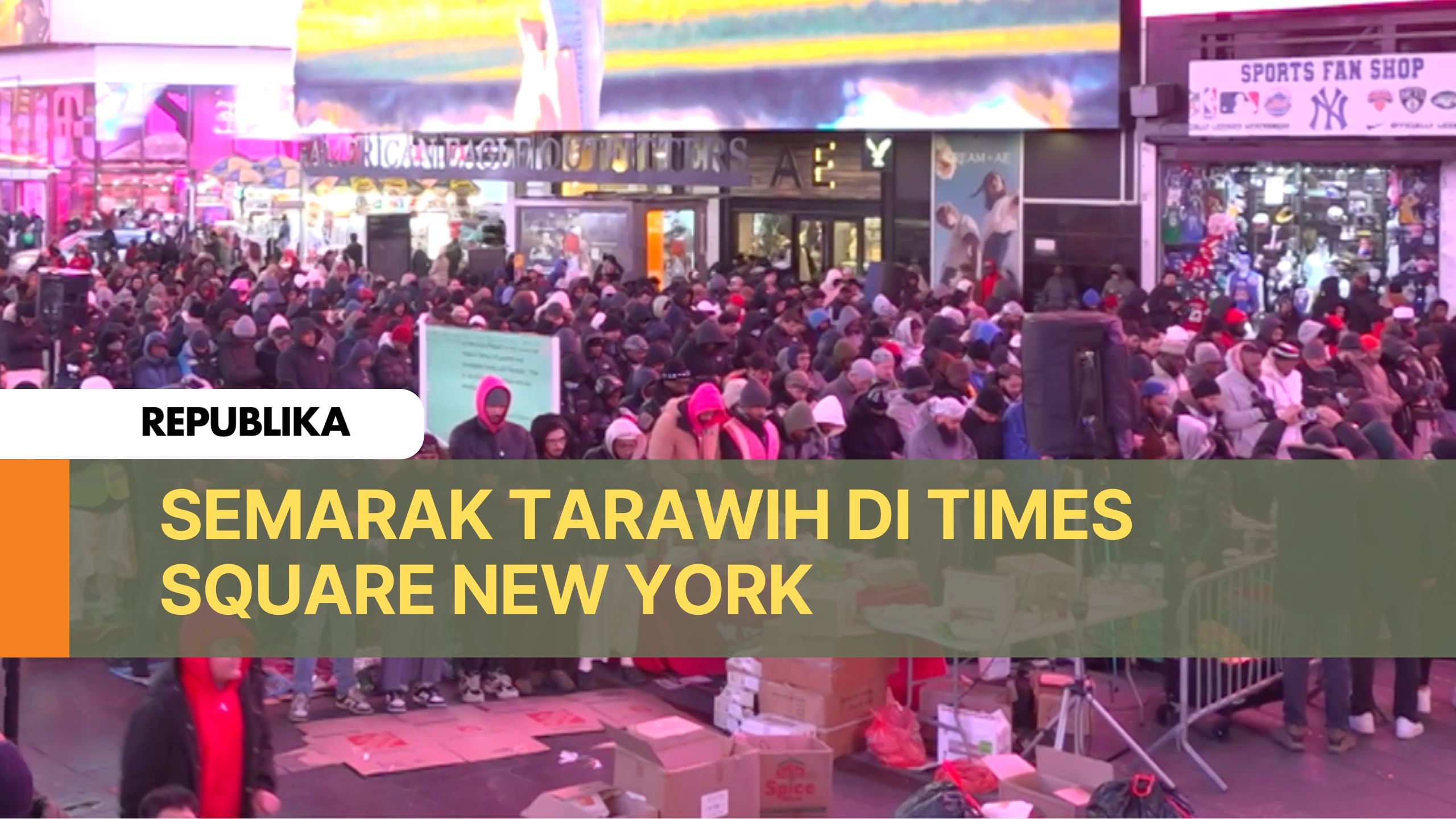 Ini adalah bagian dari pelaksanaan salat Tarawih yang rutin diadakan satu kali setiap tahunnya di lokasi ikonik jantung kota Manhattan.