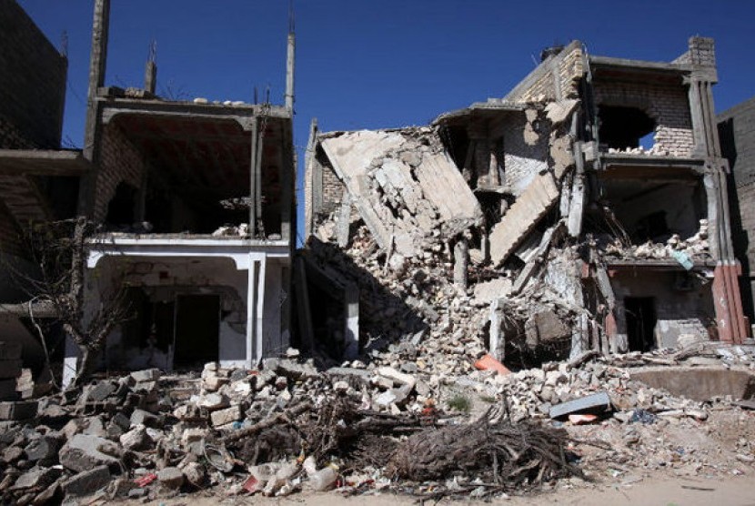 Ini adalah reruntuhan yang dulunya menjadi rumah tinggal empat keluarga di Libya. Bangunan itu hancur dalam serangan udara NATO dan menjadi salah satu yang masuk dalam pengakuan langka NATO bahwa mereka telah salah sasaran