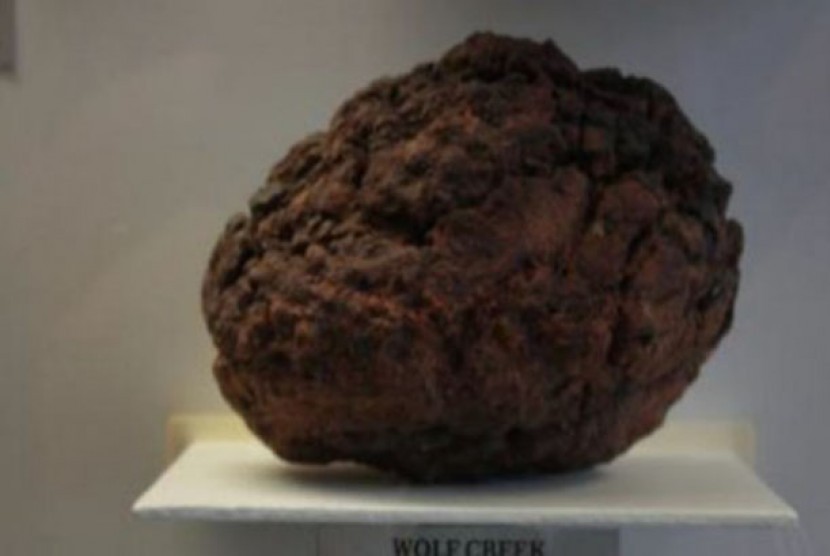    Inilah batu meteor yang digasak maling dari sebuah museum di Queensland. Nilainya di pasat gelap mencapai Rp 500 juta.