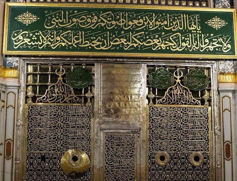 Teka-teki Maksud Hinaan 'Abtar' Terhadap Rasulullah. Komples makam Nabi Muhammad  SAW beserta dua orang sahabatnya. 