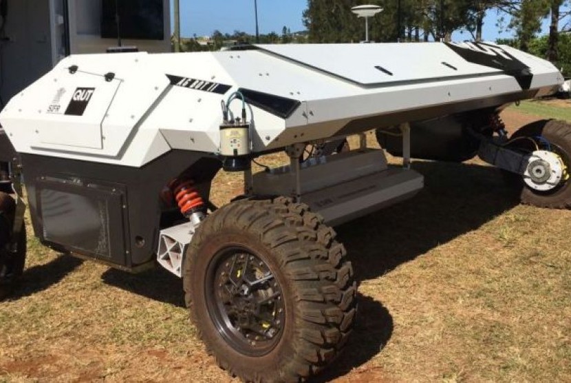 Inilah robot pemotong rumput liar, AG BOT II, yang bisa membantu petani menyiangi lahannya. 