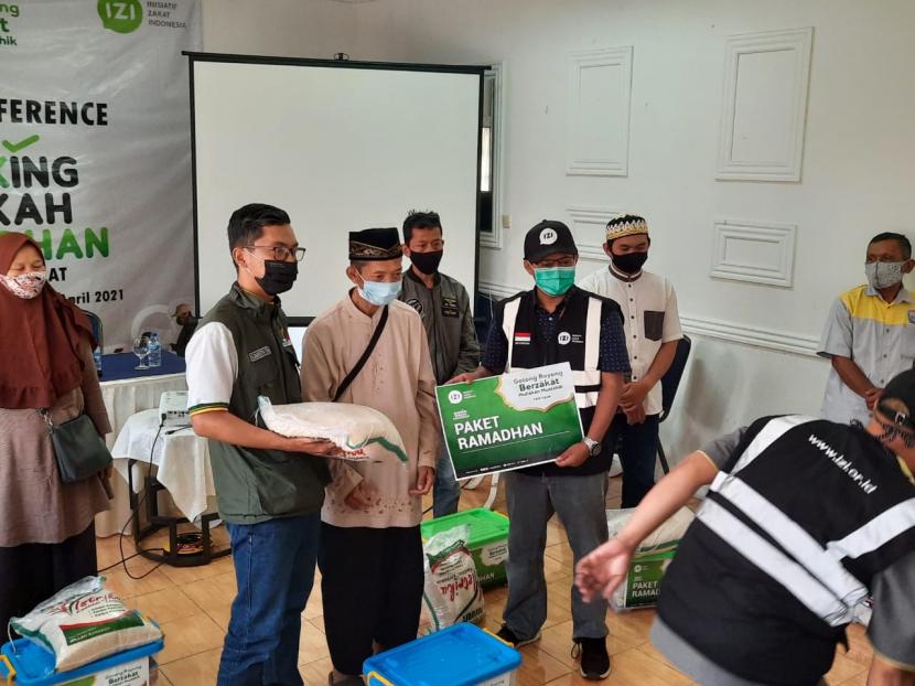 Inisiatif Zakat Indonesia (IZI) Jawa Barat meluncurkan program Booking Berkah Ramadhan di Jalan Cisangkuy, Kota Bandung, Sabtu (10/4). Dalam kesempatan ini IZI memulai penyebaran bantuan bagi masyarakat yang membutuhkan di seluruh pelosok Jawa Barat.