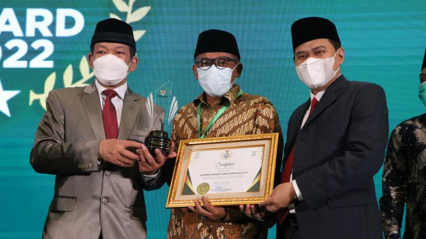 Inisiatif Zakat Indonesia (IZI) meraih penghargaan sebagai 