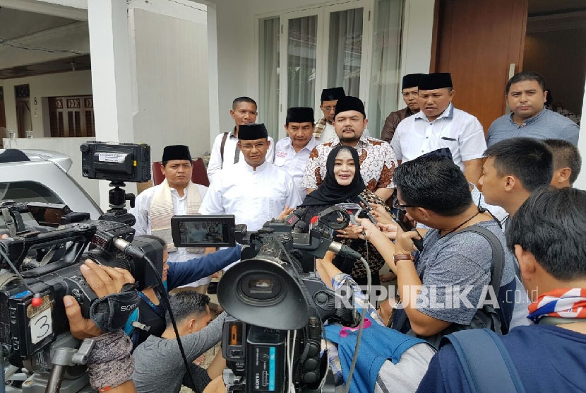 inisiator Bang Japar Fahira Idris, saat mempertemukan para jawara dan pengacara dengan Pasangan Anies-Sandi. 