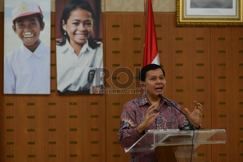  Inisiator Gerakan Kawal Pendidikan Fasli Jalal memberikan pemaparan mengenai Gerakan Kawal Pendidikan saat berdiskusi di Gedung Kementrian Pendidikan dan Kebudayaan, Jakarta, Kamis (3/12).