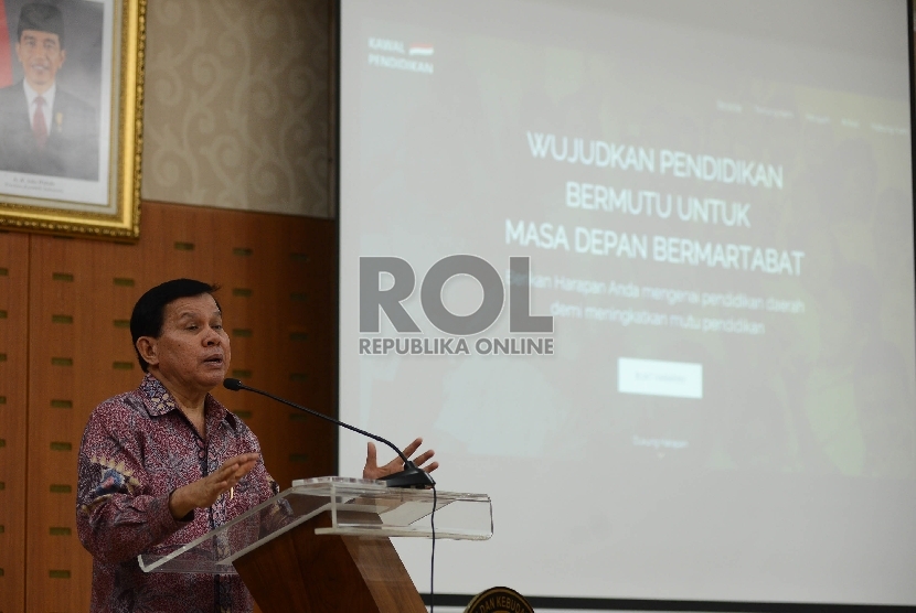 Inisiator Gerakan Kawal Pendidikan Fasli Jalal memberikan pemaparan mengenai Gerakan Kawal Pendidikan saat berdiskusi di Gedung Kementrian Pendidikan dan Kebudayaan, Jakarta, Kamis (3/12). 