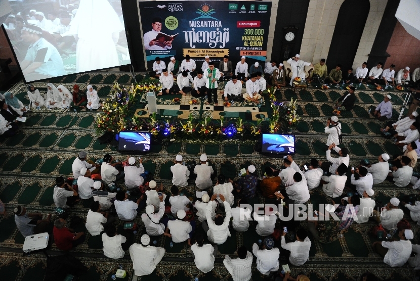 Inisiator Nusantara Mengaji Muhaimin Iskandar berikan sambutan saat penutupan Nusantara Mengaji di Ponpes Alkenaniyah, Jakarta, ahad (8/5). (Republika/Tahta Aidilla)