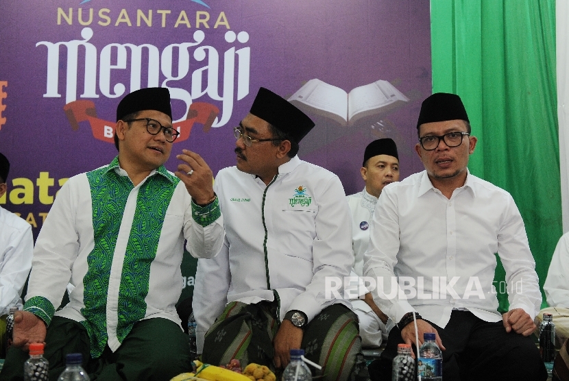 Inisiator Nusantara Mengaji Muhaimin Iskandar (kiri), bersama Koordinator Nasional Nusantara Mengaji Jazilul Fawaid (tengah) dan Menteri Tenaga Kerja Hanif Dakhiri menghadiri Khataman Akbar Nusantara Mengaji di Masjid Siti Rawani, Bekasi, Jawa Barat, Mingg