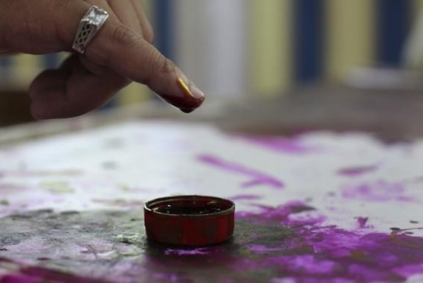 Ink is seen on a voter's finger at a polling station near the Saladin Citadel on the third day of voting in the Egyptian presidential election in Cairo, May 28, 2014.