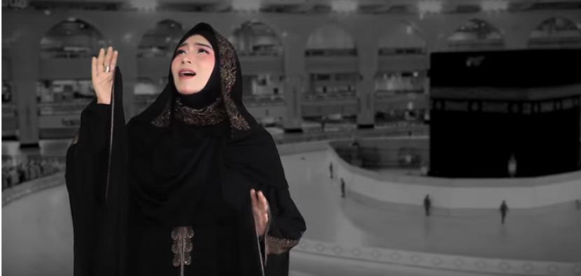 Inka Christie dalam video klip single religi Shalawat Lii Khamsatun produksi Musica Studios.