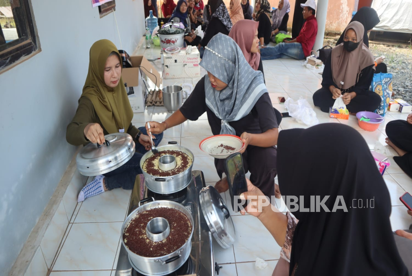 Inovasi sosial Terangi Simantap (Sinergi Masyarakat Tambang Kintap) yang berlokasi di Tambang Kintap, Arutmin meningkatkan pendapatan kaum perempuan lingkar tambang hingga jutaan rupiah per bulan serta merangkul lebih dari 200 komunitas rentan sekitar.