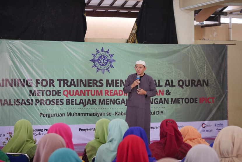Inovator QRQ, Ustaz Abu Rabbani, saat mengenalkan metode Quantum Reading Quran (QRQ) ke guru-guru sekolah Muhammadiyah di Gedung Dakwah Pimpinan Daerah Muhammadiyah (PDM) Kabupaten Bantul, Sabtu (2/2). 