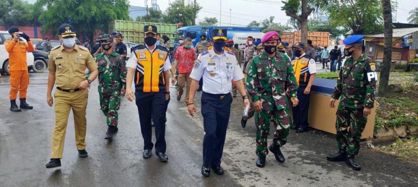  Insan Maritim Pelabuhan Panjang melaksanakan kegiatan Penegakan Disiplin Protokol Kesehatan di wilayah Kecamatan Panjang, Lampung.