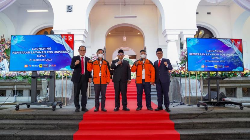 Insan Pos dan Telematika melaksanakan upacara memperingati Hari Bhakti Postel (HBP) ke-77 di Kantor Pusat PT Pos Indonesia (Persero) Jalan Cilaki Bandung, Selasa (27/9/2022). HBP ke-77 mengusung tema 