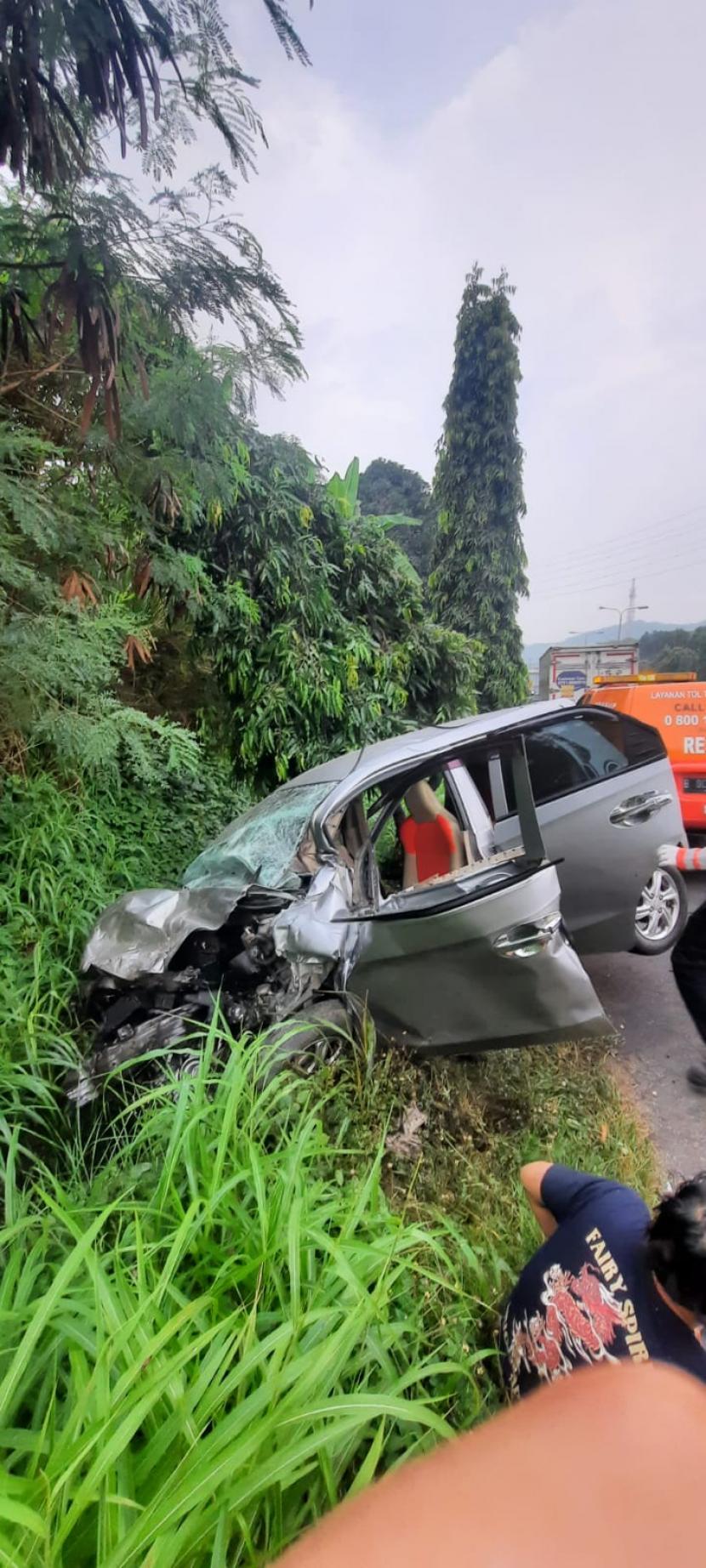 Insiden kecelakaan lalu lintas terjadi di Tol Tangerang-Merak Km 94.000 A, Ahad (30/1) pagi. Akibatnya, empat orang yang merupakan pengemudi serta penumpang kendaraan mengalami luka-luka.  Dirlantas Polda Banten Kombes Pol Budi Mulyanto menuturkan, kecelakaan tersebut terjadi pada sekira pukul 05.50 WIB. Kendaraan yang terlibat yakni Honda Brio Nopol A-1347-PH dan Daihatsu Feroza Nopol B-1154-NB.