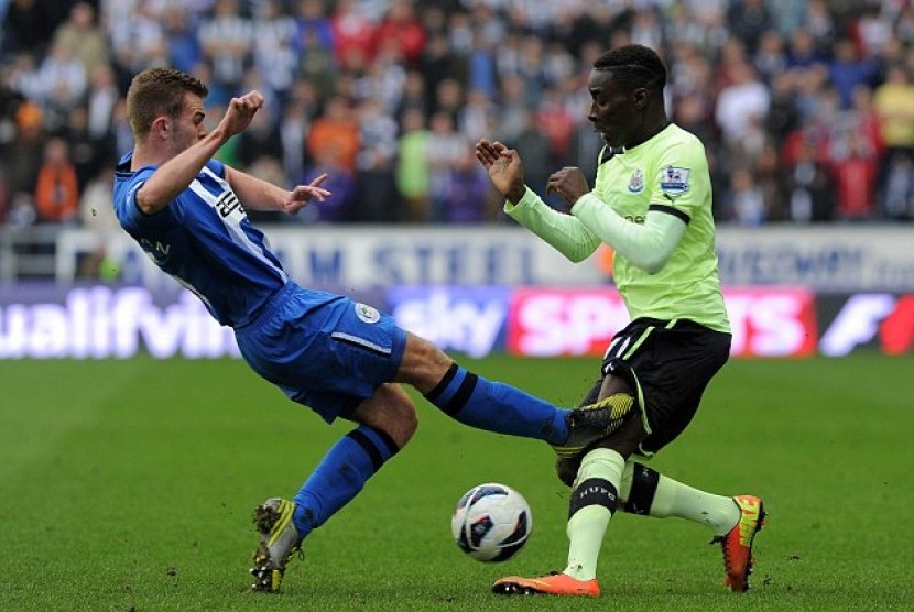 Insiden saat gelandang Wigan Athletic Callum McManaman mencederai bek Newcastle Massadio Haidara 